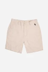 Bermuda color beige claro de lino y algodón, corte chino, con bolsillos laterales y traseros, cierre con botón y presillas para cinturón.