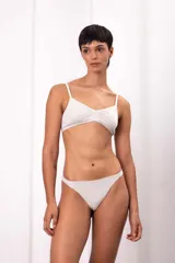 Conjunto de ropa interior color gris melange, compuesto por un soutien triángulo de algodón con breteles regulables y una bombacha tipo colaless.