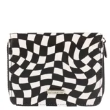 Billetera con estampado en blanco y negro de diseño geométrico, con cremallera.