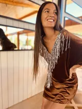 Vestido corto gris de terciopelo con escote en V y flecos de lentejuelas plateadas.