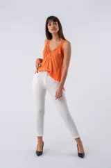 Pantalón blanco de corte cigarette con cinturón incorporado y ruedo doblado.