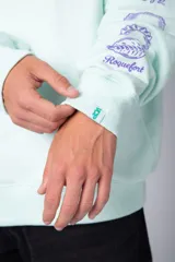 Buzo negro de corte oversize con cuello redondo y mangas largas. Presenta un pequeño logo estampado en el pecho y un diseño de empanadas y textos en la manga.