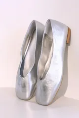 Ballerinas plateadas de cuero con punta cuadrada y suela plana.