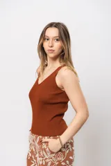 Top de hilo color ladrillo, con escote en V y breteles finos.