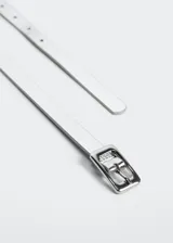 Cinto metálico con hebilla ajustable y diseño de doble vuelta, 1,4 cm de ancho.