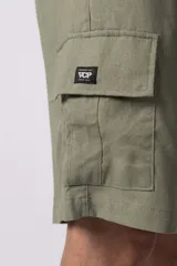 Bermuda cargo color blanco, confeccionada en mezcla de lino y rayón, con cintura elástica ajustable con cordón y bolsillo lateral tipo cargo.