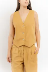 Chaleco marrón de lino con cuello en V y cierre frontal con botones.