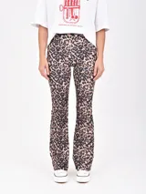 Calza larga de lycra con estampado animal print de leopardo en tonos marrones y negros.