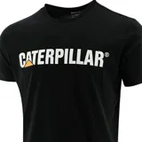 Remera negra de manga corta con cuello redondo y logo de Caterpillar estampado en el pecho en color blanco y amarillo.
