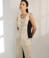 Chaleco color beige de lino con corte entallado y cierre frontal con botones de madera.