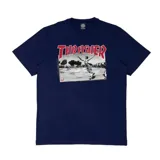 Remera azul marino de manga corta con cuello redondo y estampado frontal de una foto en blanco y negro de un skater con el logo de Thrasher en rojo.