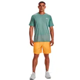 Remera Under Armour de hombre color verde agua, de corte clásico y mangas cortas. Presenta el logo de la marca reflectante en el pecho.