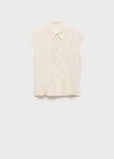 Camisa blanca sin mangas con pinzas en la cintura, cuello camisero y cierre frontal con botones.