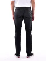 Pantalón de vestir negro, de corte recto.