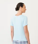 Remera de pijama celeste con escote en V y mangas cortas con ribete blanco.