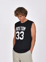 Musculosa negra con cuello redondo y sisas amplias, con estampado frontal en blanco que dice "BOSTON 33" con efecto desgastado.