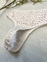 Pack de tres vedetinas de algodón en colores negro, blanco y gris, ofreciendo comodidad y estilo para el uso diario.