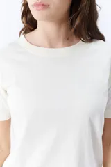 Remera blanca de corte recto con mangas cortas.