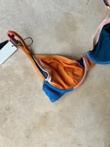 Top de bikini azul eléctrico con textura tejida, modelo de aro con copas removibles, tirantes finos ajustables y cierre de gancho en la espalda.