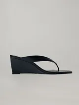 Sandalias negras con plataforma tipo cuña.