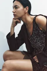 Vestido corto de terciopelo color marrón oscuro con escote redondo, tirantes anchos y detalle de abalorios plateados.