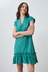 Vestido corto rojo con escote en V y volado en el ruedo.