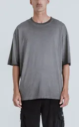 Remerón gris de corte extra oversize con hombros caídos y cuello redondo.