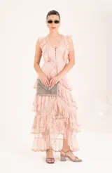 Sobre de mano plateado con acabado metalizado brillante, diseño tipo clutch con forma de sobre y cierre de solapa con imán. Incluye asa de cadena metálica extraíble.