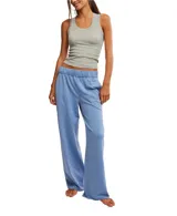 Pantalón de jogging color salmón, con cintura elástica, dos bolsillos y largo hasta los tobillos.