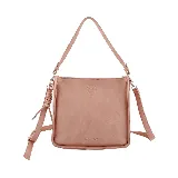 Cartera bandolera mediana de cuero sintético color rosa, con correa de hombro corta y correa bandolera larga regulable. Tiene cierre superior, bolsillo interno y detalle de borla trenzada en el lateral.