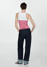 Musculosa ajustada de tejido de punto a rayas horizontales blancas y azul marino, con cuello redondo y sisas anchas.