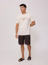 Short color beige con bolsillos cargo laterales, cintura elástica con cordón ajustable.