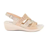 Sandalias de cuero color beige y dorado con diseño calado, taco bajo y tira trasera con hebilla.