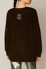 Sweater marrón oscuro con teñido batik, escote en V y corte oversized.