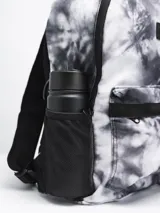 Mochila con estampado tie-dye en tonos grises y blancos, con bolsillo frontal con cierre y logo "Forum Active" estampado. Incluye bolsillo lateral de red para botella.