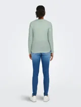 Sweater de punto color verde agua, con cuello redondo y mangas largas.