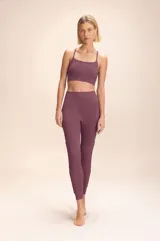 Calza de compresión media color ciruela, con mix de texturas y detalle de trenzado hecho a mano en los laterales.