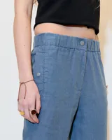 Pantalón crop de gabardina color celeste, con pierna recta, cintura elastizada, cierre metálico y broche niquel en la cartera. Tiene bolsillos a los costados y un bolsillo plaqué en la espalda. Largo hasta los tobillos y tiro medio.