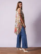Kimono Barrington de modal con estampado de flores en tonos amarillos, naranjas, rosas y verdes.