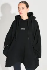 Buzo oversize negro de frisa esmerilada con capucha amplia, bolsillos laterales, terminaciones de puño y ruedo con rib, doble cordón con terminal termocontraíble y estampa serigrafiada en frente, manga y espalda con la palabra 'RENÉE'.