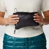 Campera negra con capucha, ultraliviana, rellena de poliéster reciclado. Cuenta con un bolsillo seguro en el pecho con cremallera, dos bolsillos seguros con cremallera para las manos, puños elásticos y dos ajustadores de dobladillo inferior. Se puede guardar en su propio bolsillo.