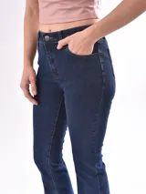 Pantalón de jean celeste, de corte oxford, tiro medio y calce ajustado en la parte superior.