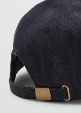 Gorro estilo béisbol de color azul oscuro, confeccionado en algodón, con visera curva y cierre ajustable trasero con hebilla metálica dorada.