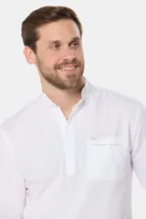 Camisa de lino color beige, de manga larga, cuello mao, medio abotonada y corte slim.