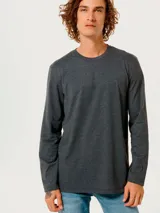 Camiseta negra de manga larga con cuello redondo.