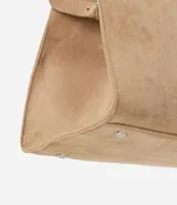 Cartera grande modelo shopper, color beige, confeccionada en material sintético. Tiene correas dobles, detalle de hebillas laterales, bolsillo interno y cierre por botón.