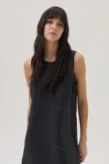 Vestido midi azul de lyocell, corte recto, sin mangas y con costuras a contratono.