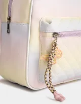 Mochila lila de cuerina con efecto acolchado y colgante de mariposa. Tiene correas regulables, manija superior, acceso con cierre superior y bolsillo frontal con cierre y tirador de goma en forma de mariposa.