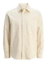 Camisa de manga larga color crema, con cuello clásico y cierre con botones.
