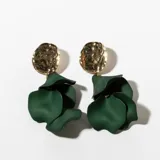 Aros colgantes con base dorada y pétalos de resina verde oscuro.
